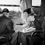 152868 Afbeelding van een gezin (fam. De Haan) in een trein van de N.S.